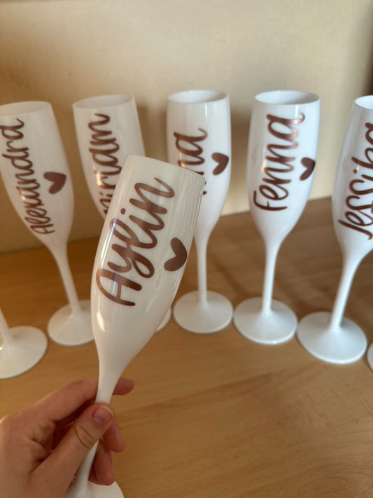 Weiße Sektgläser personalisiert