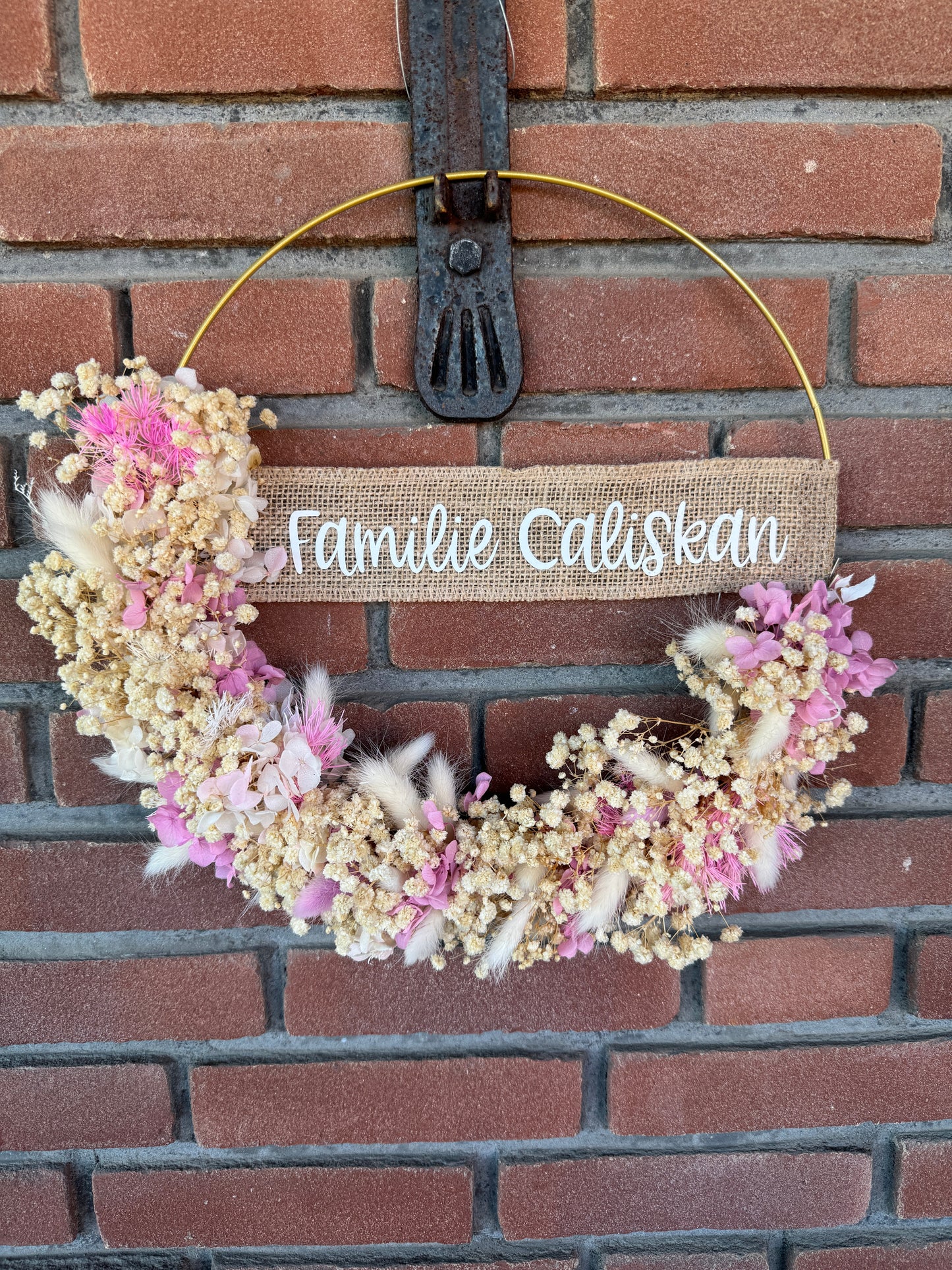 Runde Türkränze mit Trockenblumen in verschiedenen Farben und Aufdruck