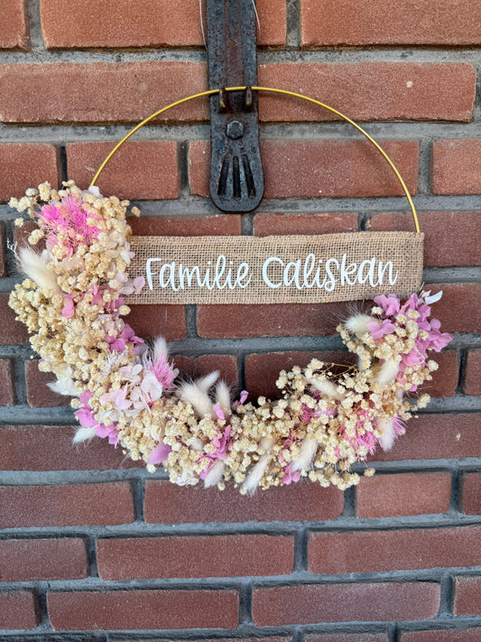 Runde Türkränze mit Trockenblumen in verschiedenen Farben und Aufdruck
